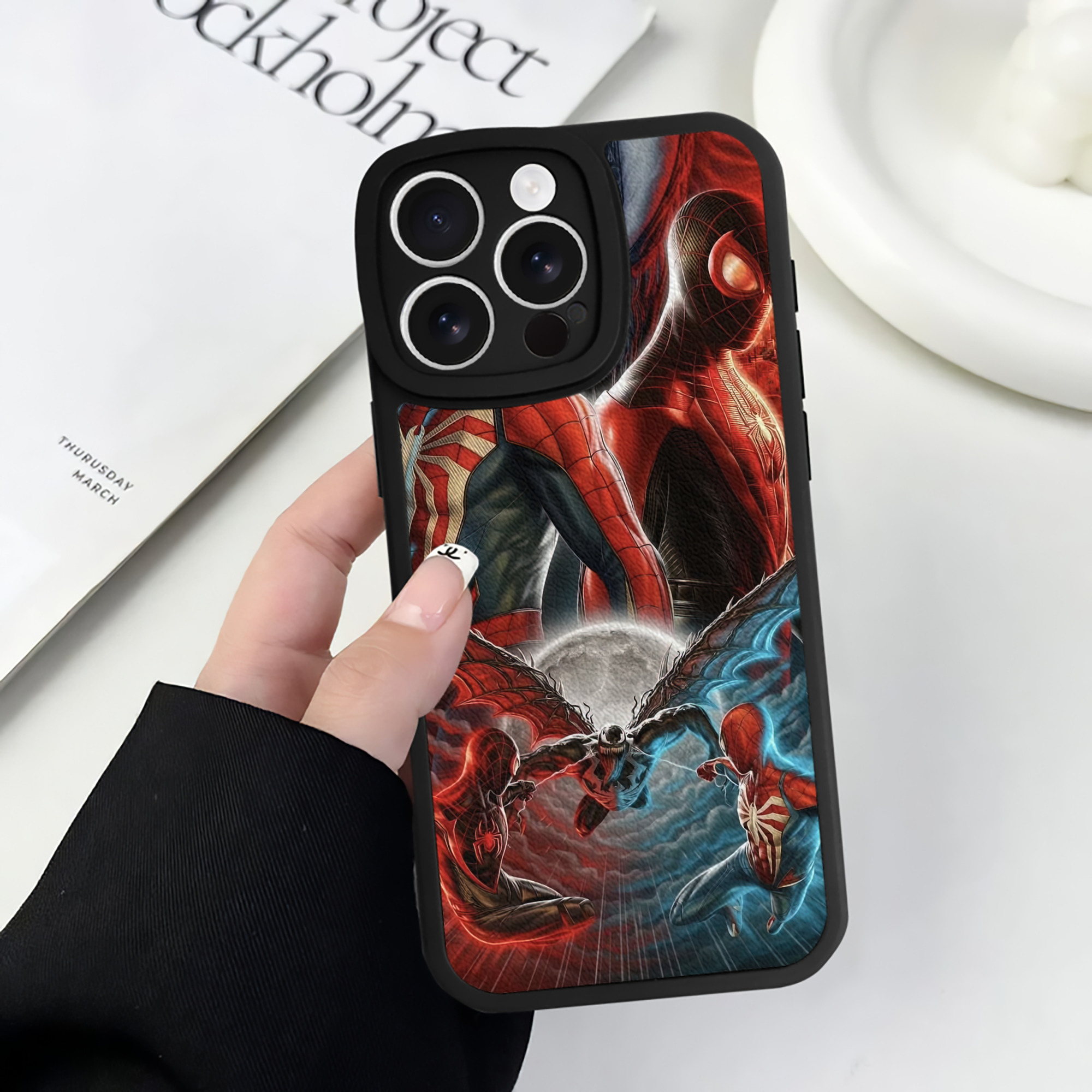 （画像用） Spider Man スパイダーマン 【iPhone 16シリーズ対応】シリコンスマホケース（レザー調） 材質：シリコン